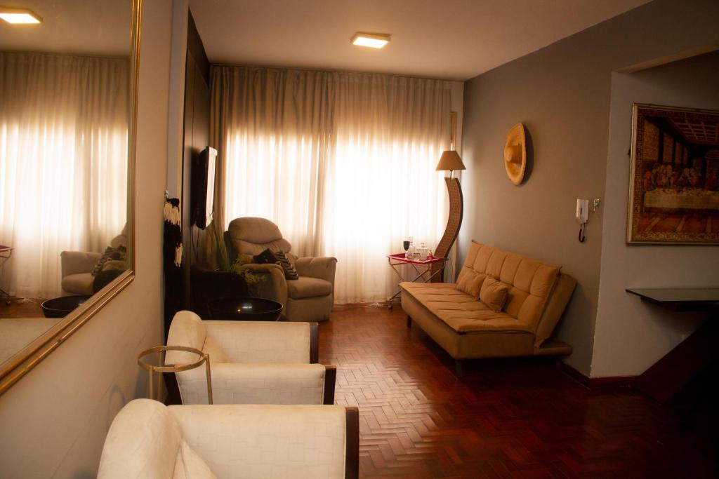 贝洛奥里藏特Apartamento Gutierrez 1的带沙发和椅子的客厅以及窗户。