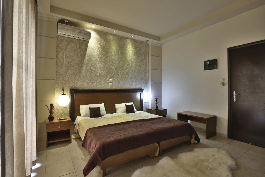 法里拉基圣阿芒酒店的一间卧室设有一张大床和一个窗户。