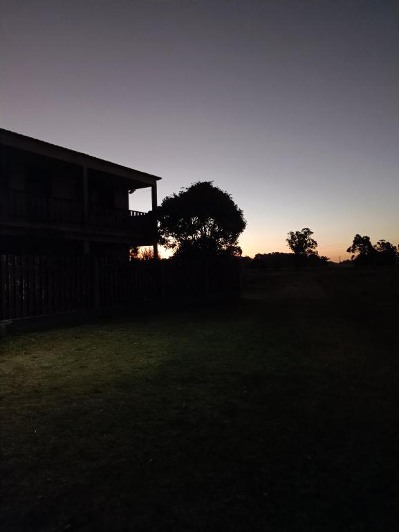 楚伊Casa de campo的地里的房子,背景是日落