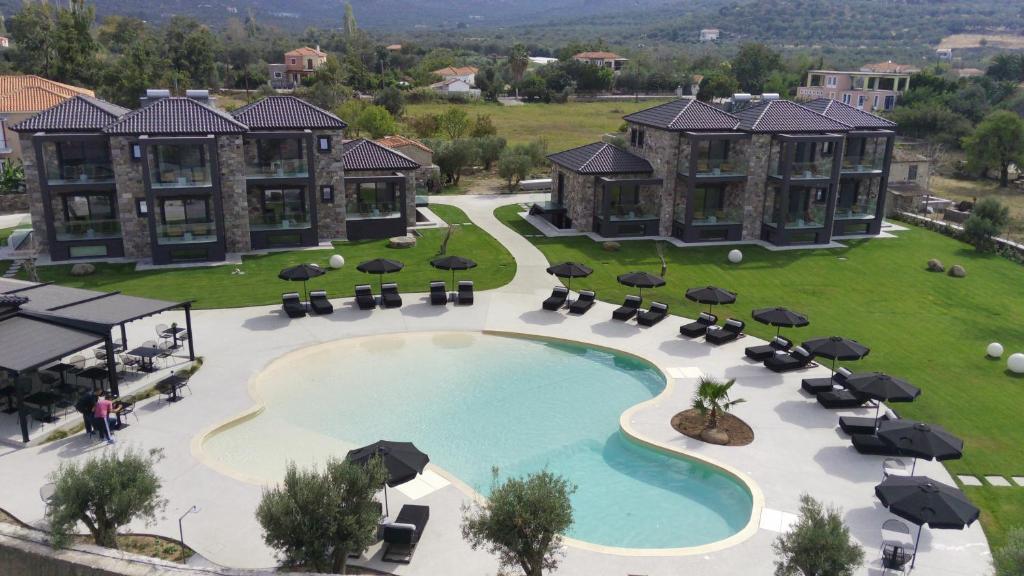 帕特雷Niki Luxury Apartments Niki Suites Petra的享有度假村游泳池的顶部景致