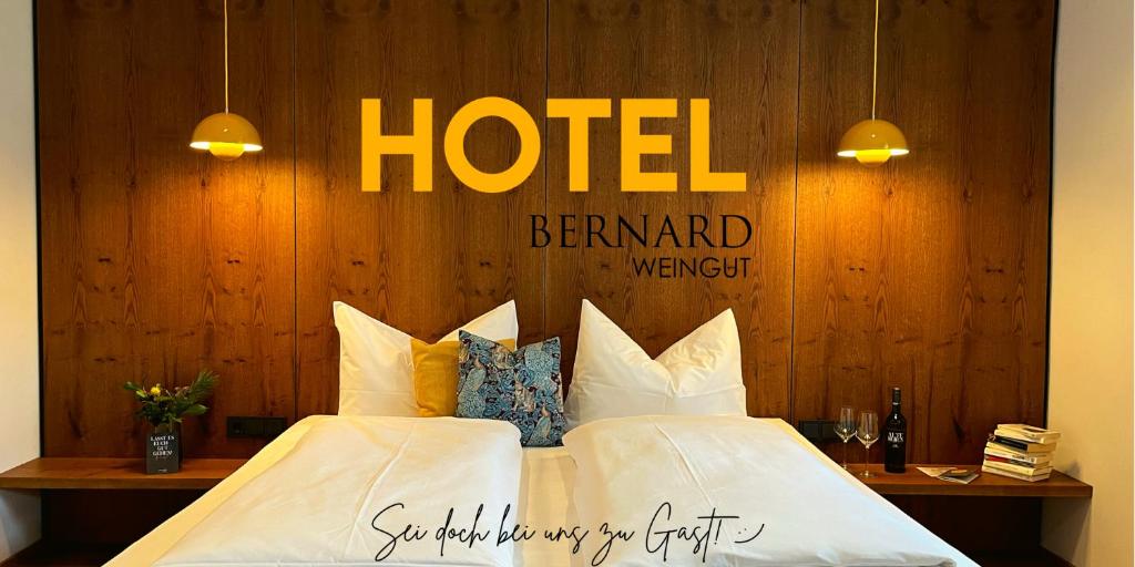 Sulzfeld am MainHotel-Weingut Bernard的酒店卧室配有带白色床单和枕头的床