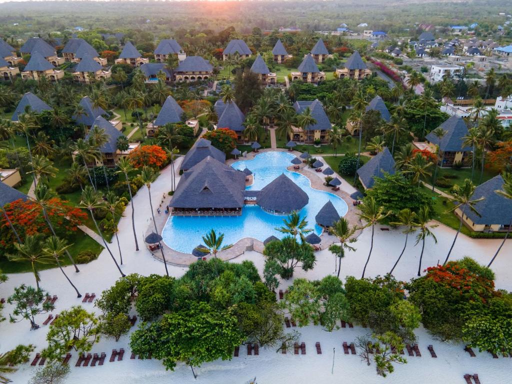 普瓦尼梅查恩加尼Neptune Pwani Beach Resort & Spa Zanzibar - All Inclusive的享有度假村的空中景致