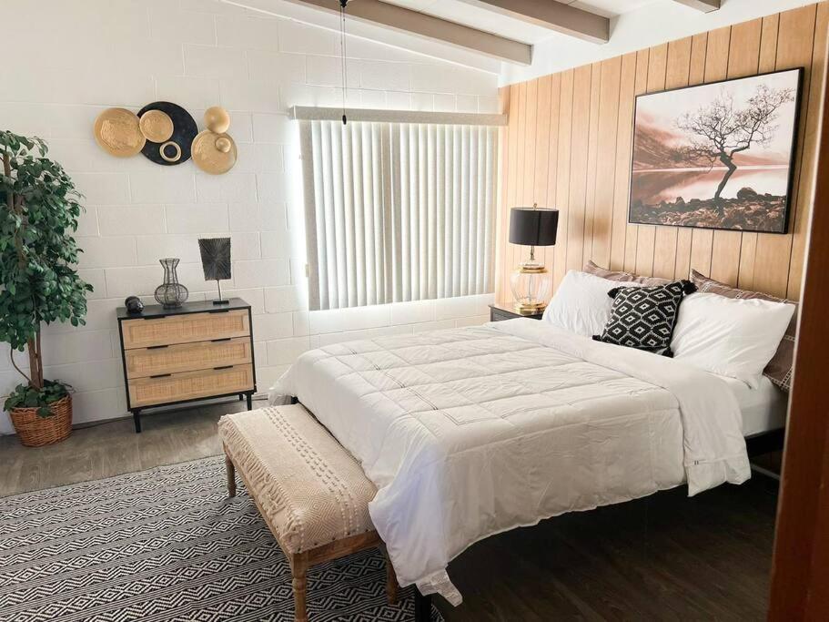 二十九棕榈村Joshua Tree National Park - Cozy Palms Getaway的卧室设有一张白色大床和一扇窗户。