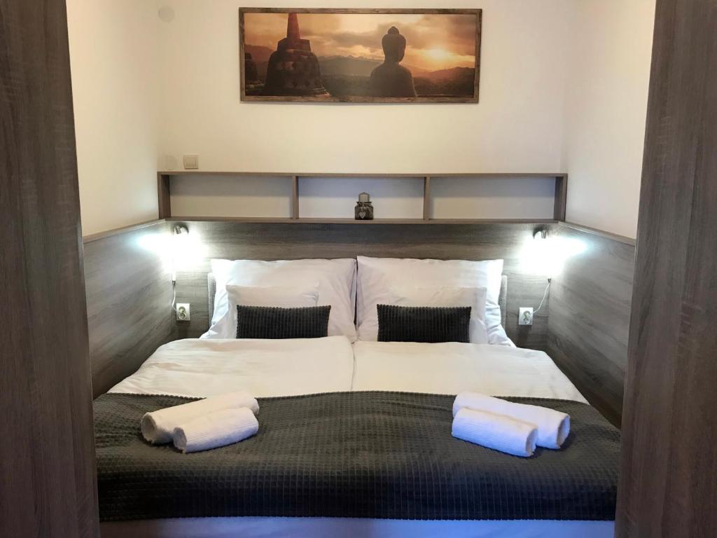 HerendPrána Apartman的一间卧室配有一张带两个枕头的床