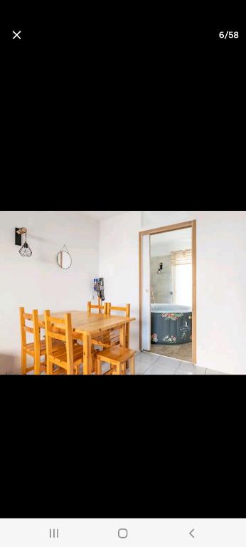Villa 6 couchages spa privatif, accès direct mer, piscine的休息区