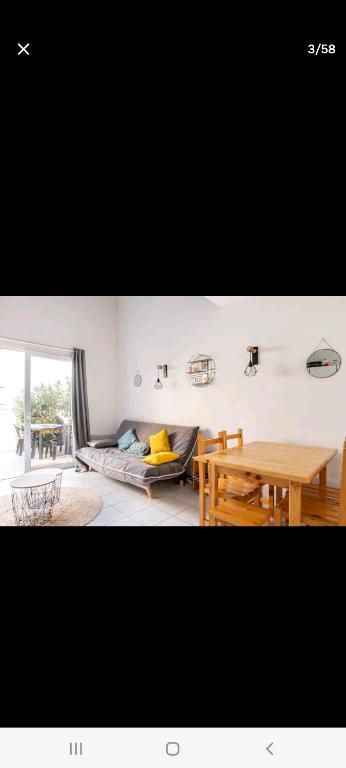 Villa 6 couchages spa privatif, accès direct mer, piscine的休息区