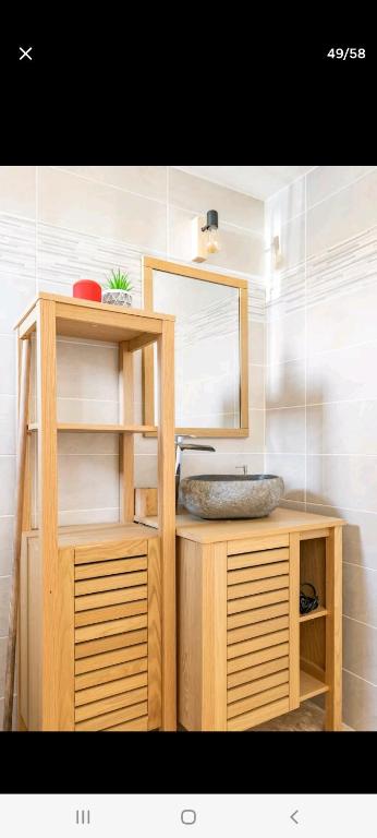 Villa 6 couchages spa privatif, accès direct mer, piscine客房内的一张或多张床位