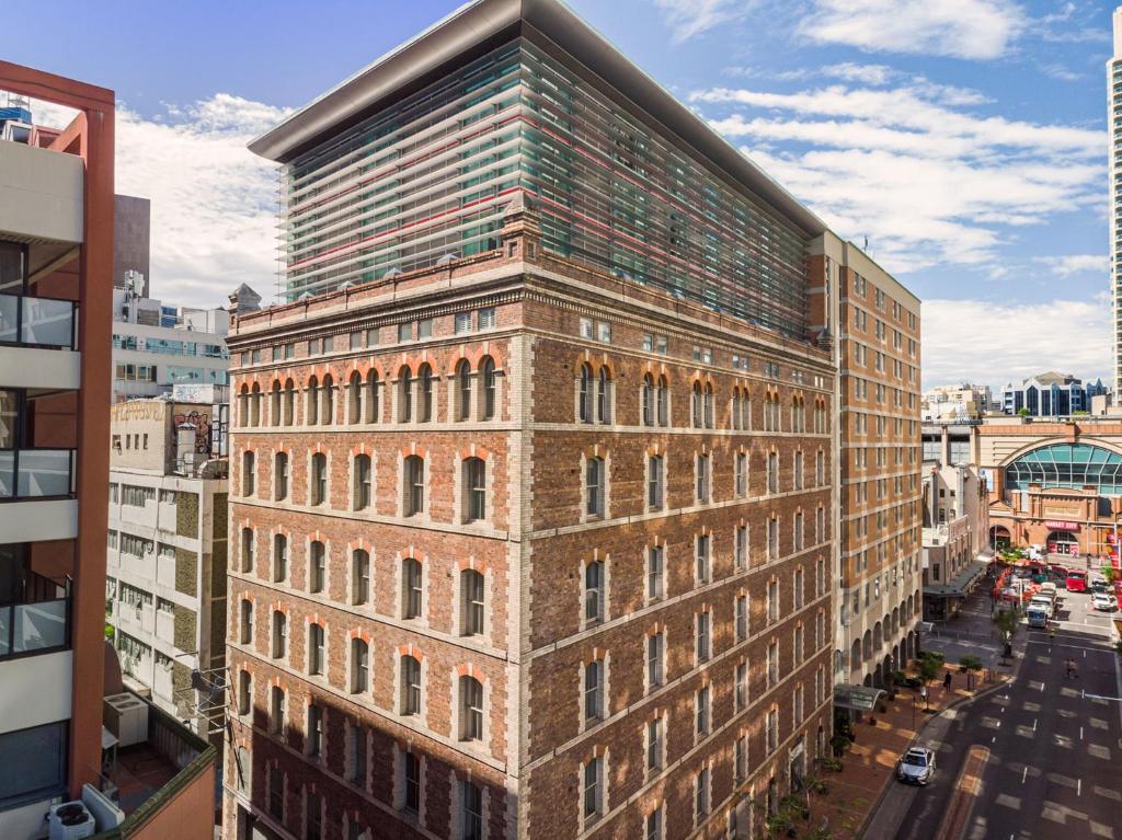 悉尼达令港假日酒店的城市街道上一座高大的砖砌建筑