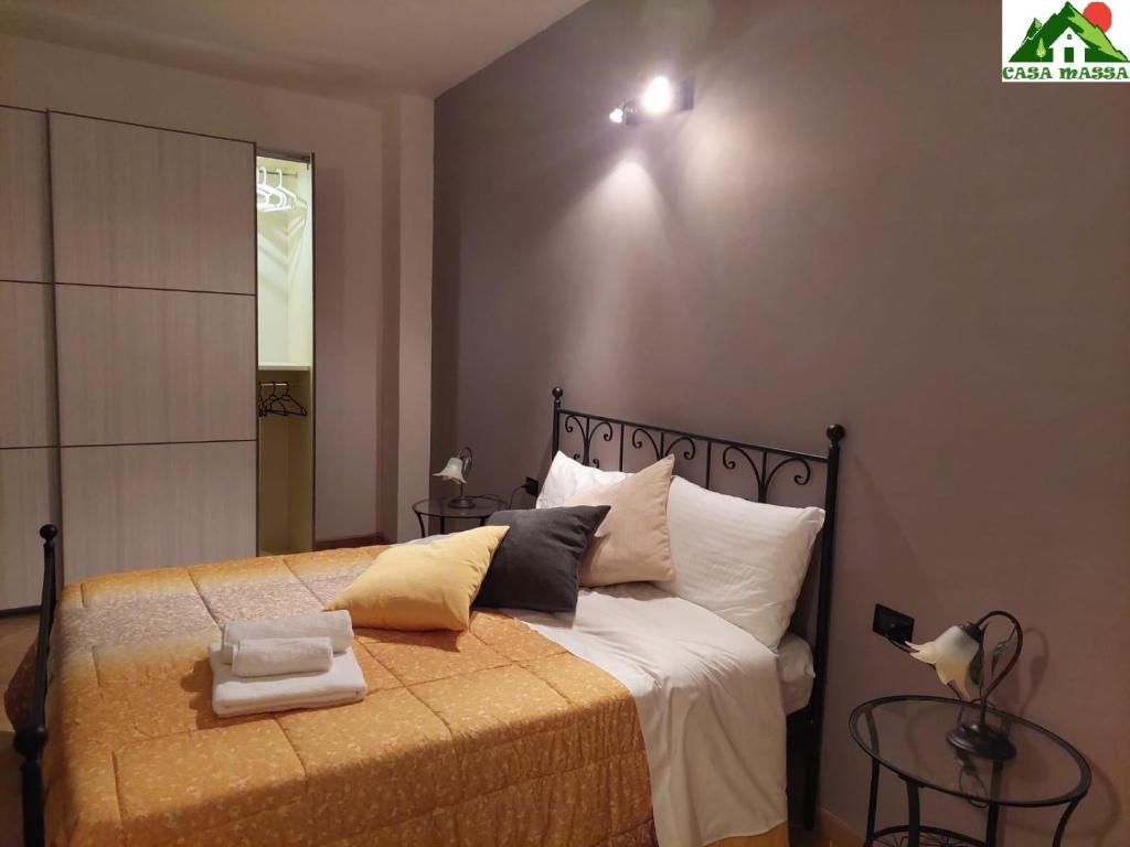 San GiovanniCasa Massa的卧室配有带白色枕头的大床