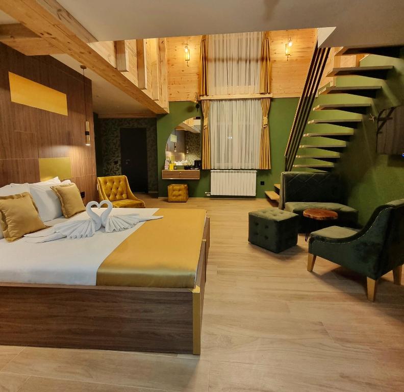 科拉欣Dream House Hotel & Spa的一间带大床和楼梯的卧室