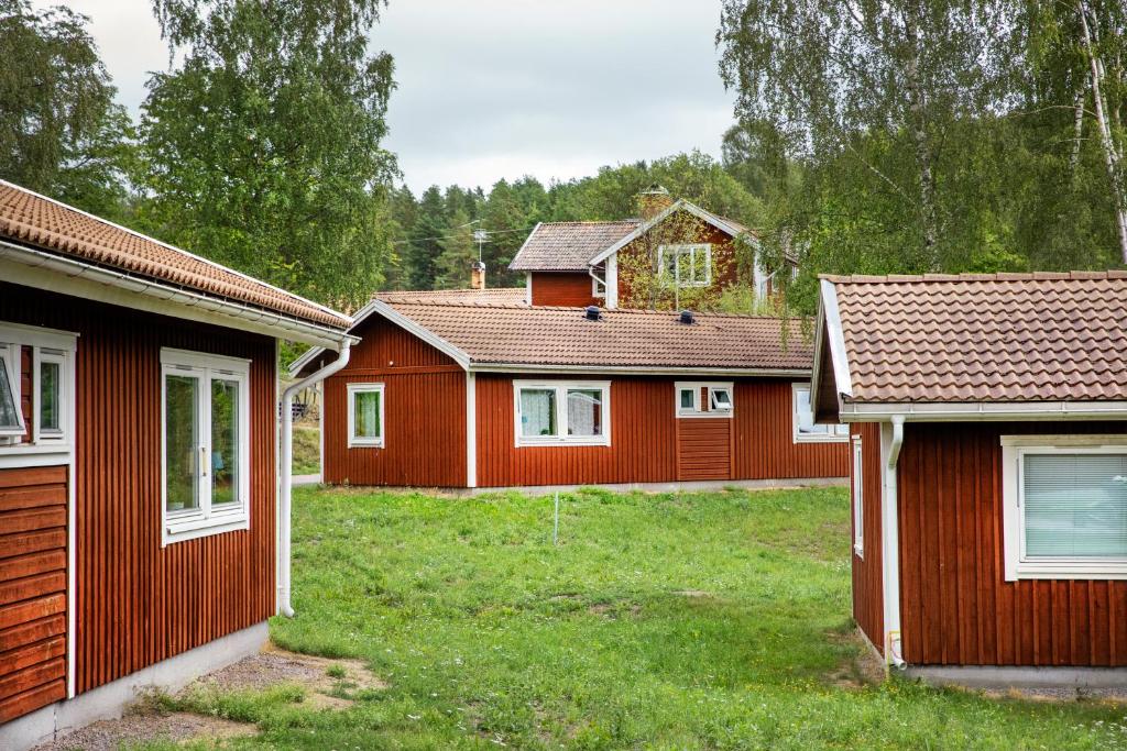 法伦First Camp Lugnet-Falun的院子里的一排红房子