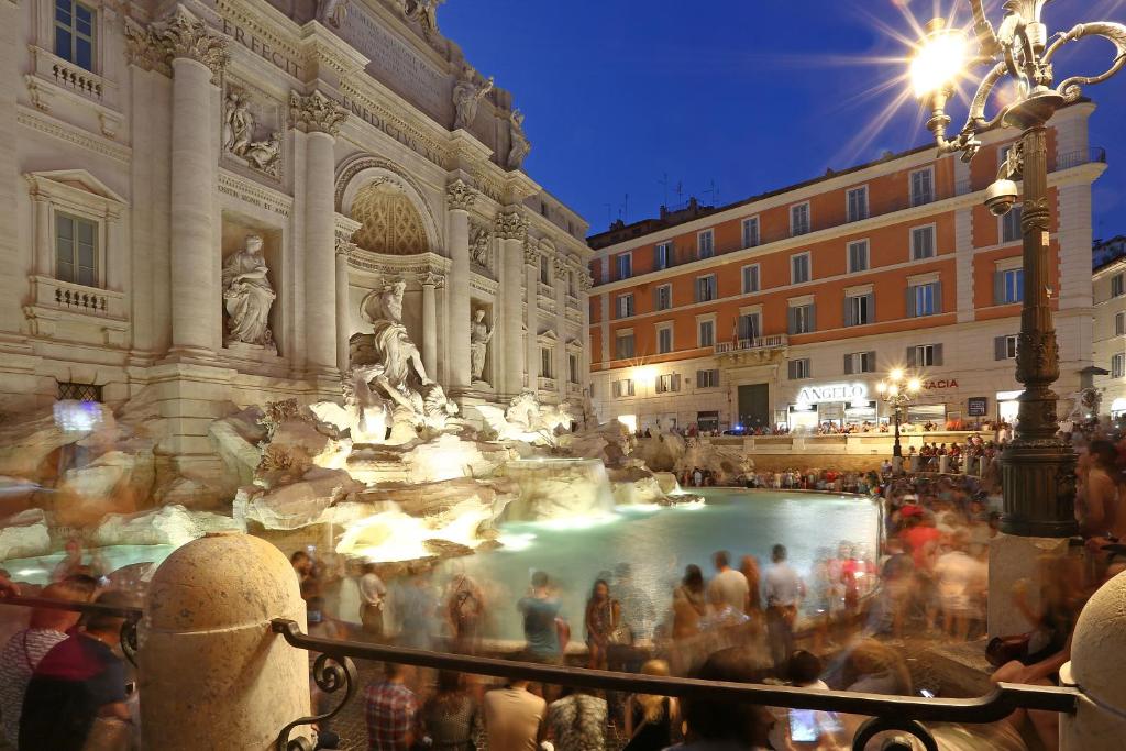 罗马Vatican Cozy Suites - Liberty Collection的一群人站在城市的喷泉周围