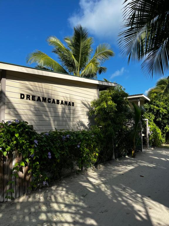 库尔克岛DreamCabanas的建筑物一侧的标志