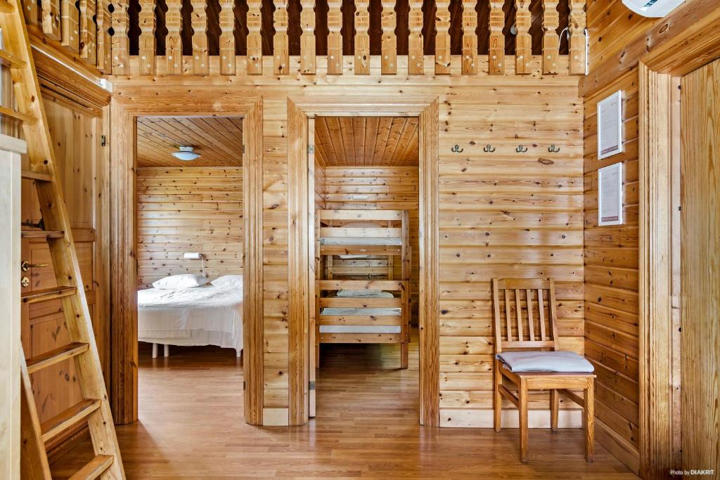 默勒First Camp Mölle-Höganäs的一间卧室设有一张床和木墙