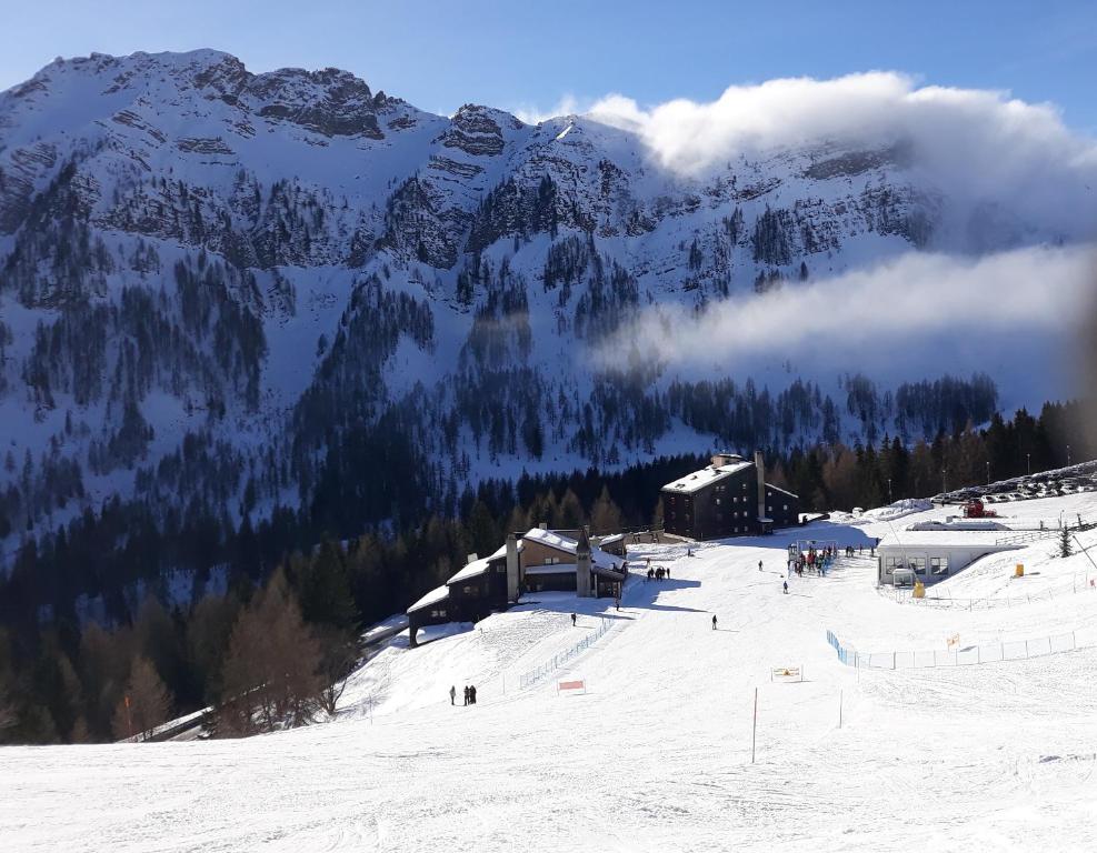 法尔西德La Casa degli Gnomi的滑雪场上带雪覆盖的山峰