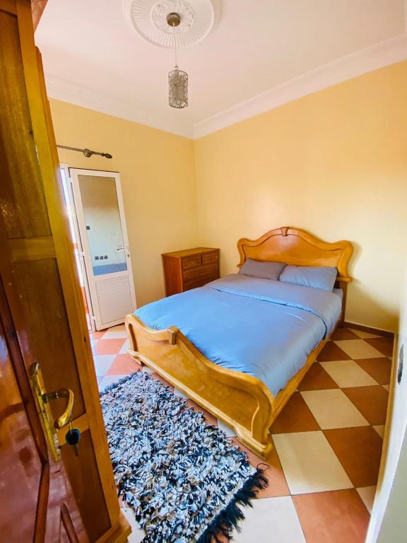 依索安Sea Surf House Imsouane的一间卧室配有一张带蓝色棉被的床