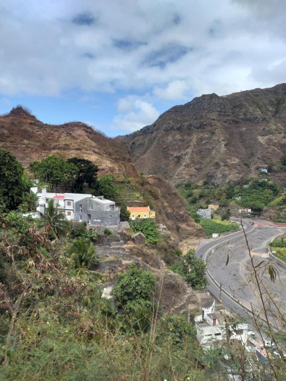 Ribeira GrandeCASA MINGA & TATOL的山边的村庄