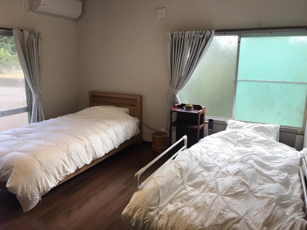 MitsuneNoboryusoーVacation STAY 40289ｖ的一间卧室设有两张床和窗户。