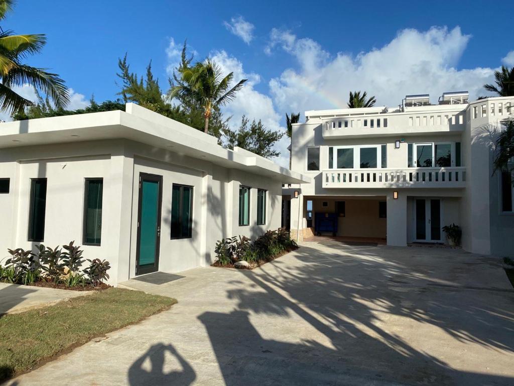 里奥格兰德Newly Renovated 8 Bedroom Ocean Front Villa with Pool的大型白色房屋,设有大型车道
