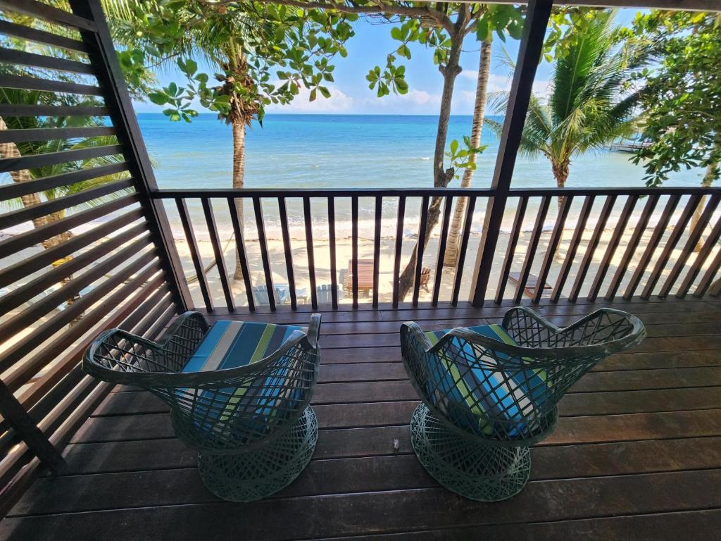 玛雅湾玛雅海滩酒店的一个带两把椅子的海景阳台