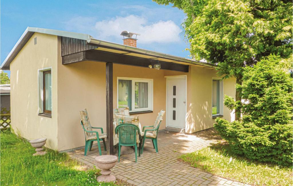Eichigt豪普茨特拉斯D度假屋的庭院中的小房子,配有桌椅