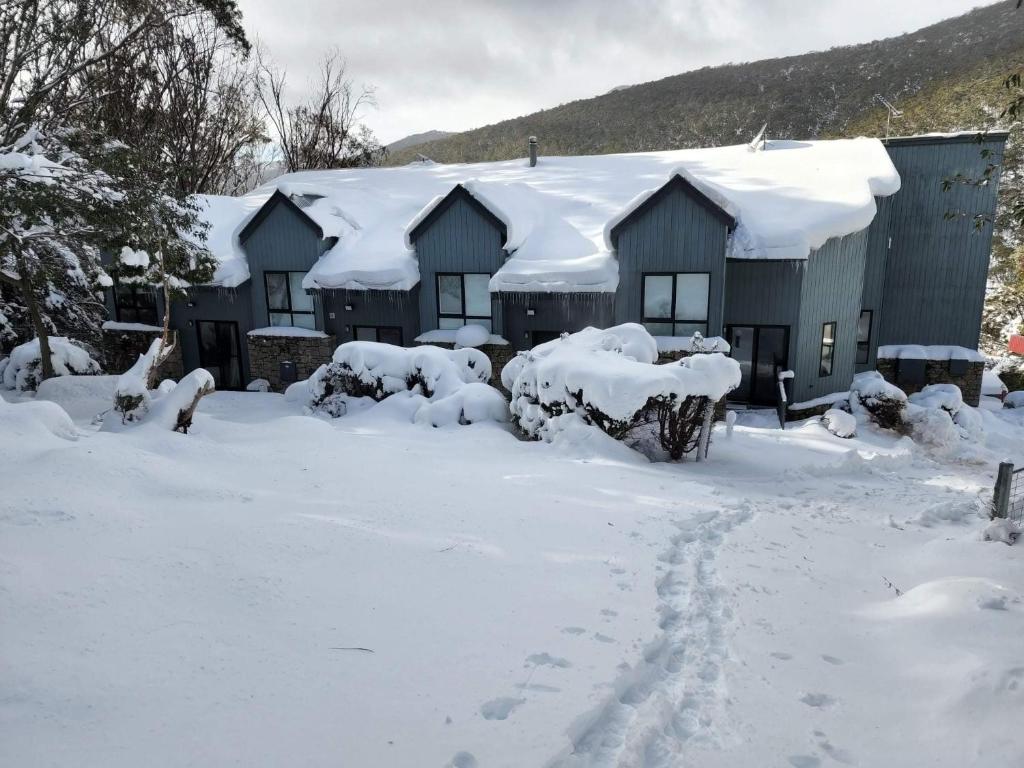 斯瑞德伯Snowcreek 2 Alpine Chalet, Private Garage的雪覆盖着房子前面的脚印