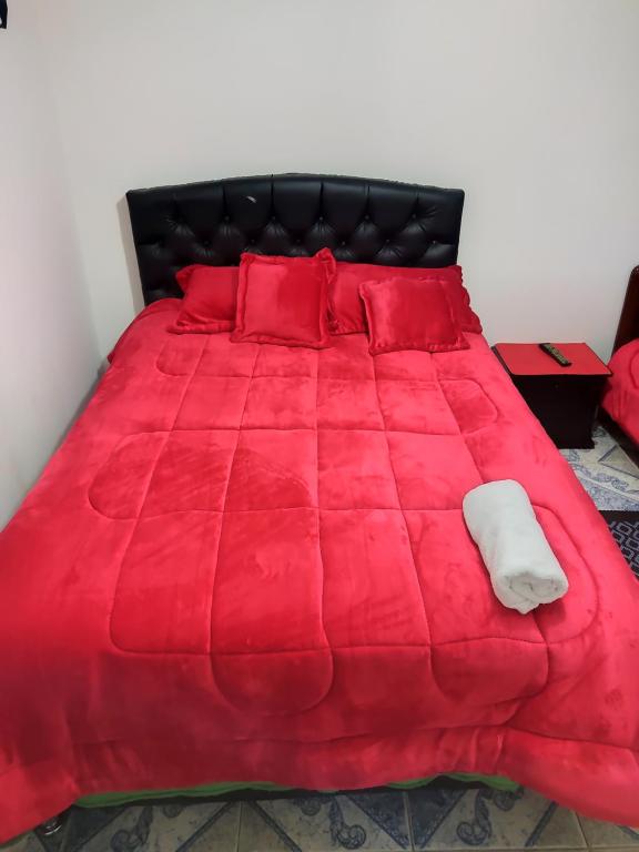 波哥大La Cachaca的红色的床,配有红色的棉被和红色的枕头