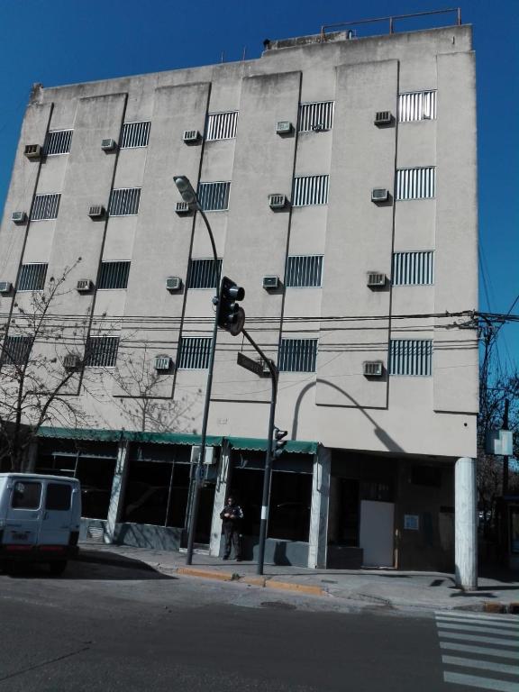 罗萨里奥Alojamiento Avellaneda的前面有交通灯的高楼