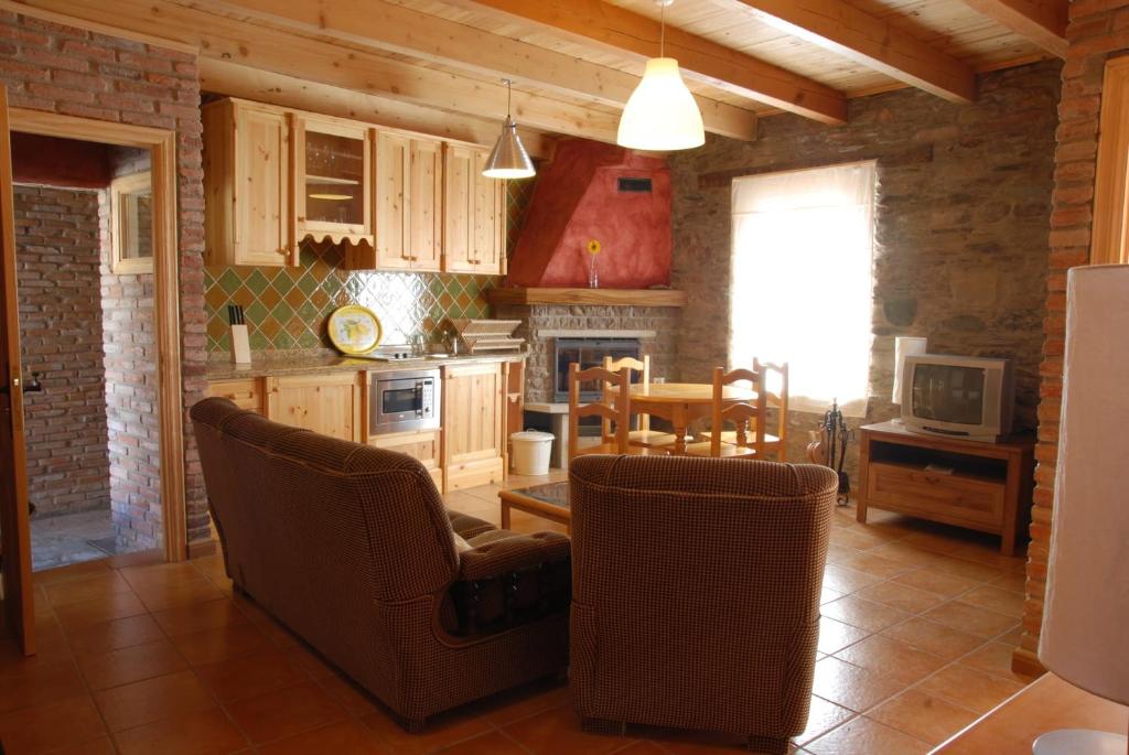 莱昂La Senra的厨房配有两把椅子和一张桌子
