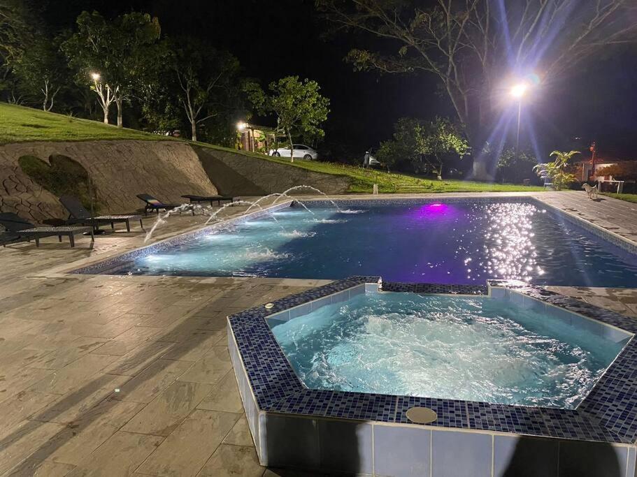 La VictoriaFINCA EL ATICO的公园的热水浴池