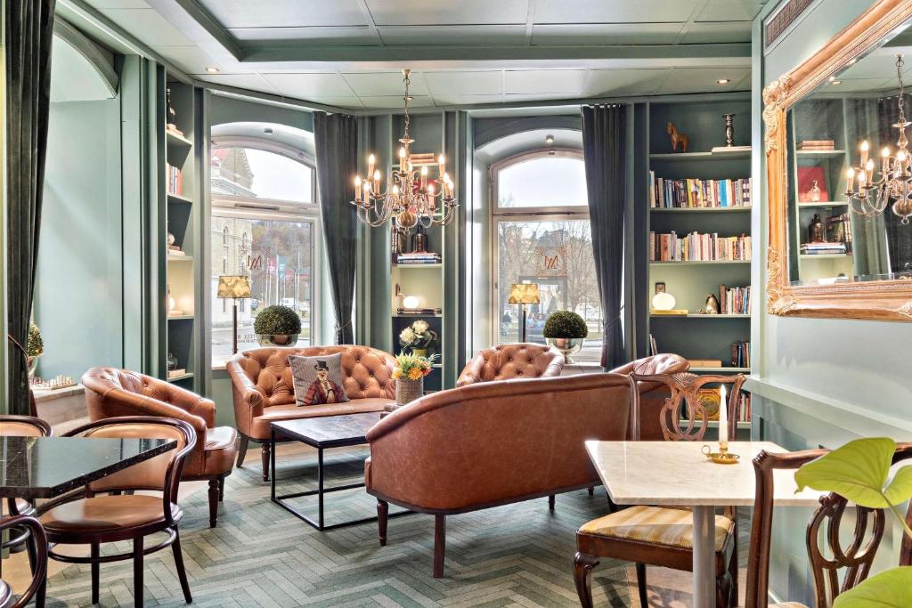 松兹瓦尔波罗的海贝斯特韦斯特酒店的客厅配有桌椅和书架