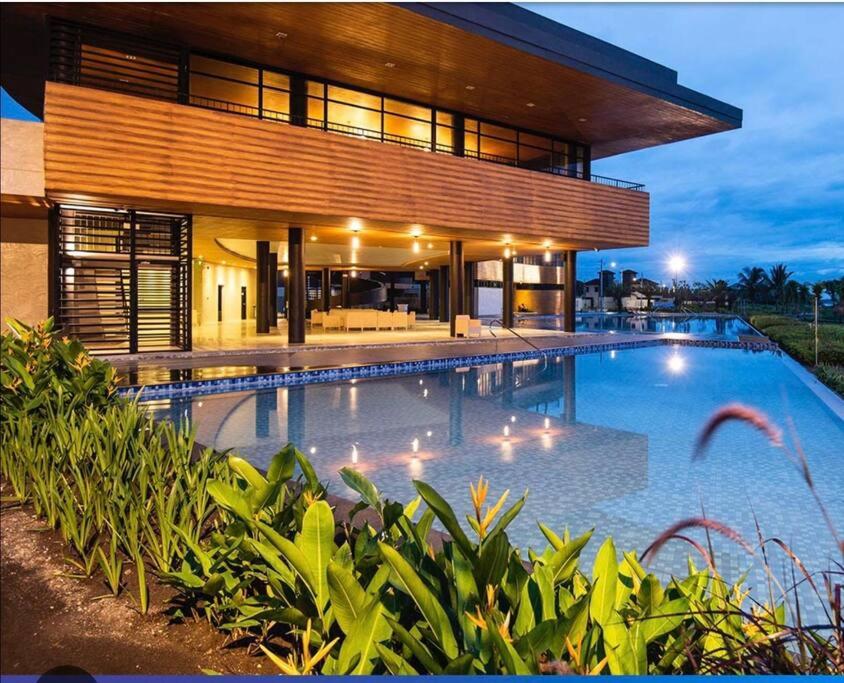 圣胡安Seafront OnCall - private jacuzzi with 4 cozy bedrooms的房屋前的大型游泳池