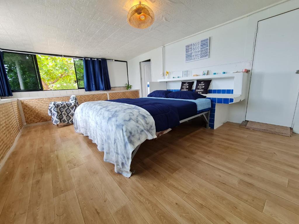 麦岛The Hut Koh Mak Sea View的一间卧室配有一张带蓝色毯子的床