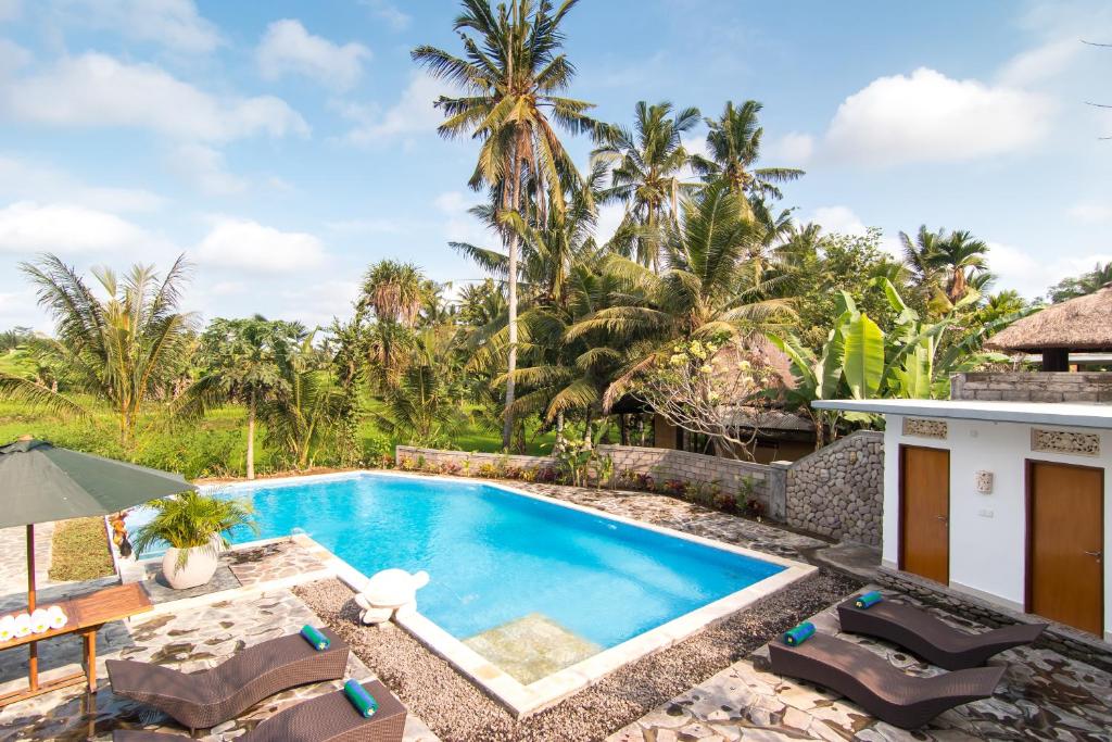 乌布Gita Maha Ubud Hotel by Mahaputra-CHSE Certified的别墅游泳池的形象
