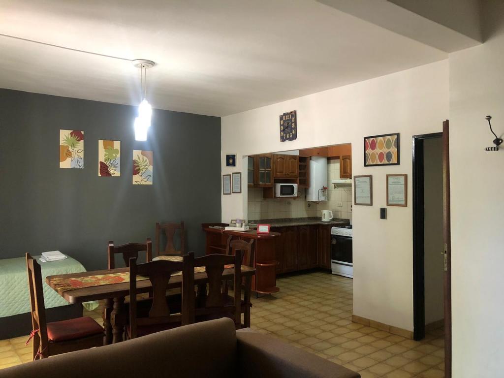 圣罗莎Complejo Semaso的厨房以及带桌椅的用餐室。