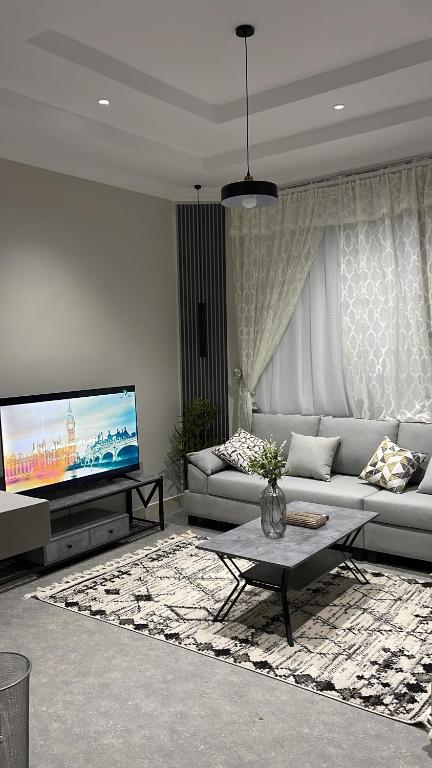 As Sayl aş Şaghīrدخول ذاتي - غرفة نوم وصالة جلوس (هادئة وخصوصية عالية)的带沙发和平面电视的客厅