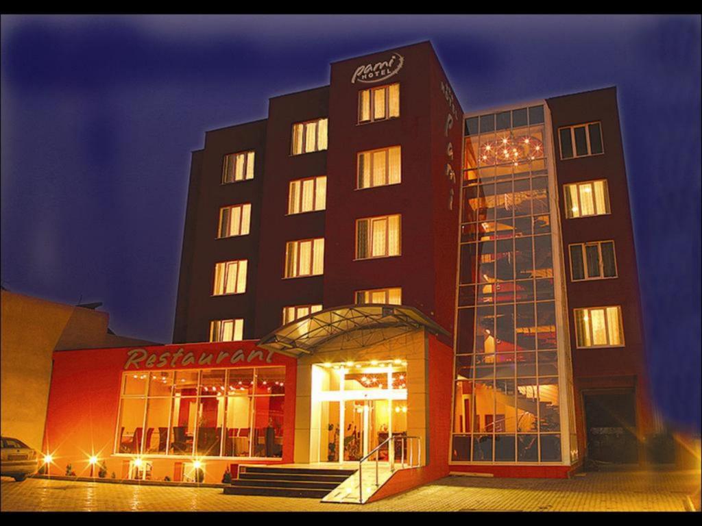 克卢日-纳波卡Hotel Pami的一间酒店,前方有灯