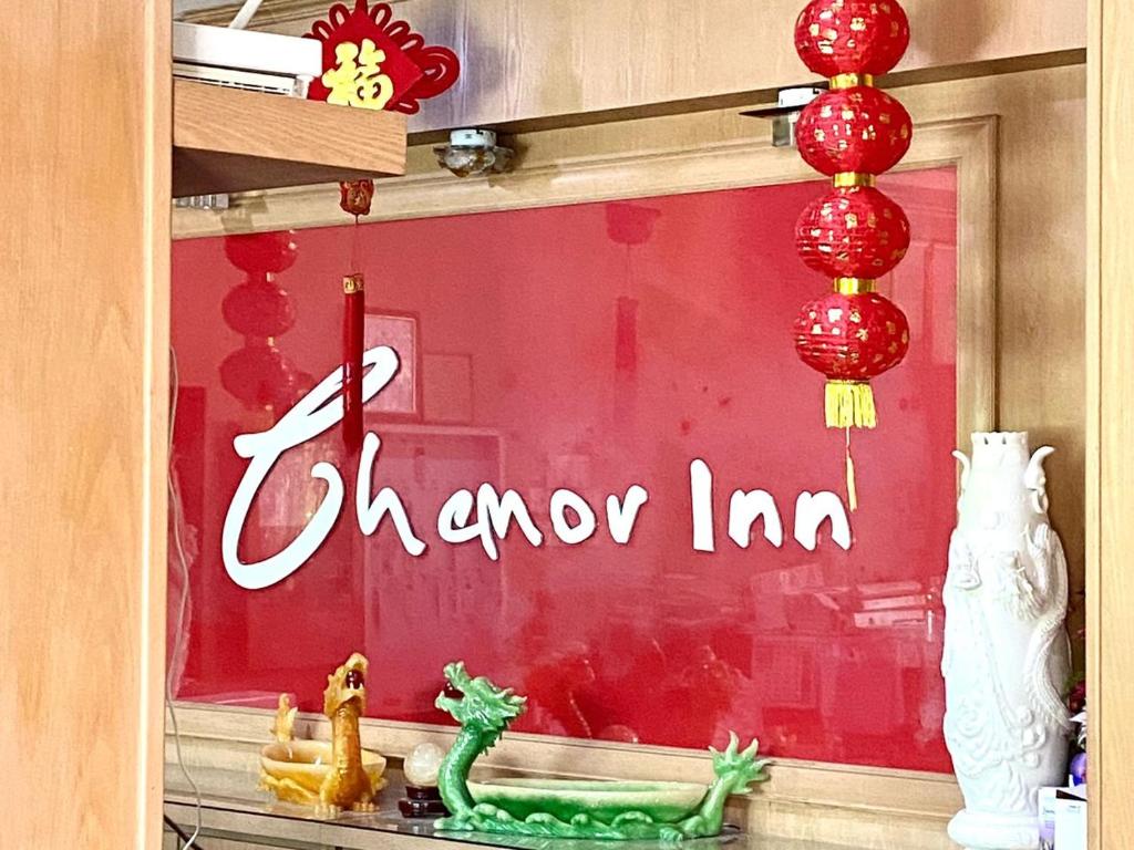 CemurChemor Inn的商店里带有中国标志的窗户