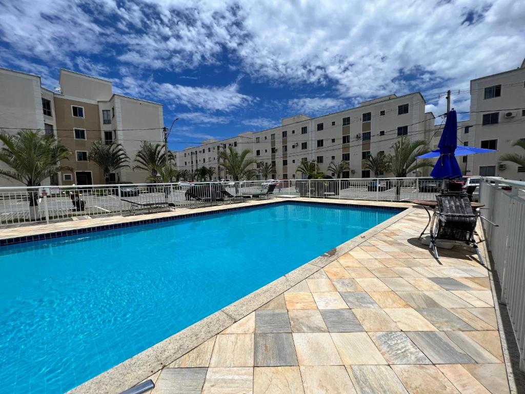 里约达欧特拉斯MAR & SOL Apartamentos I - Free Wi-Fi的一座带椅子的游泳池以及一座建筑