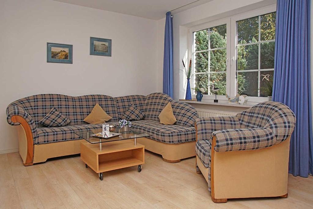 库克斯港Haus Weisse Möwe Weisse Möwe 3的客厅配有两张沙发和一张桌子