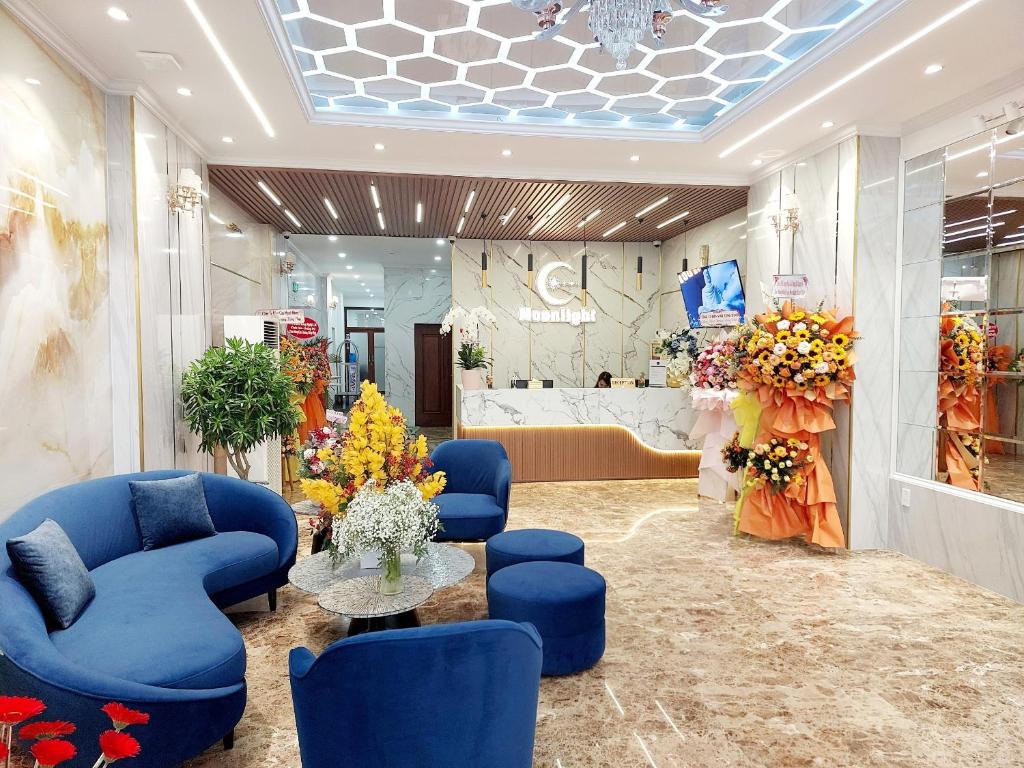 芽庄Moonlight Nha Trang Hotel的大堂设有蓝色椅子和商店内的桌子