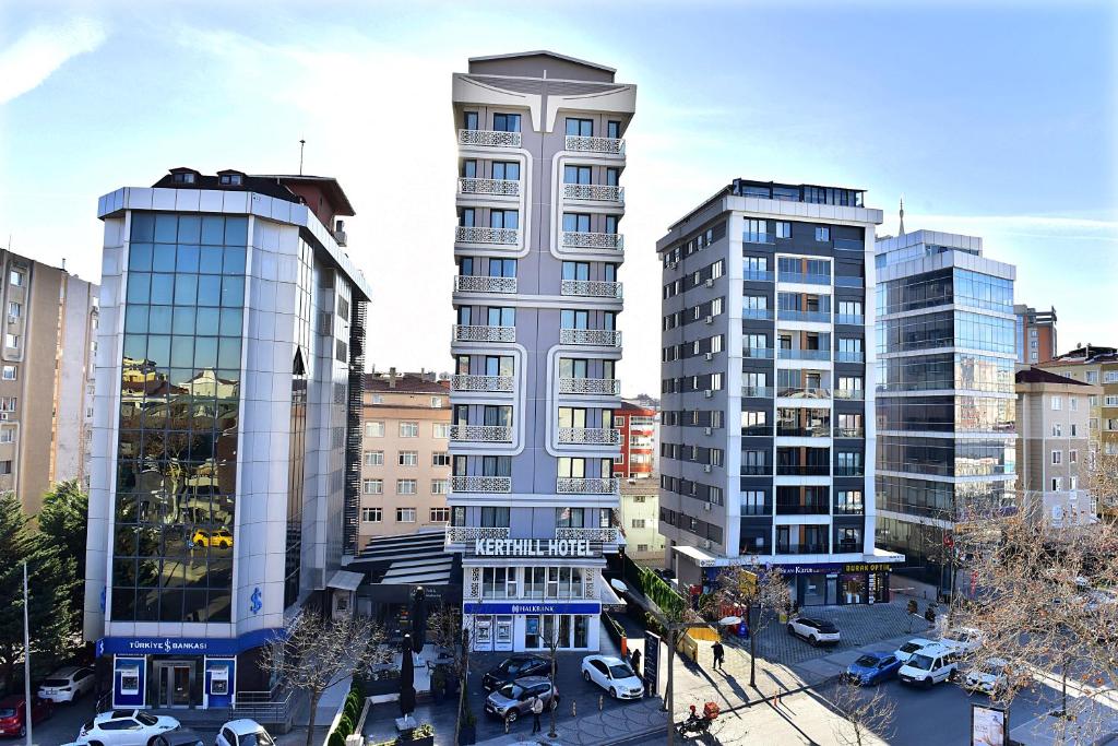 伊斯坦布尔Kerthill Hotel的城市两座高楼的景色