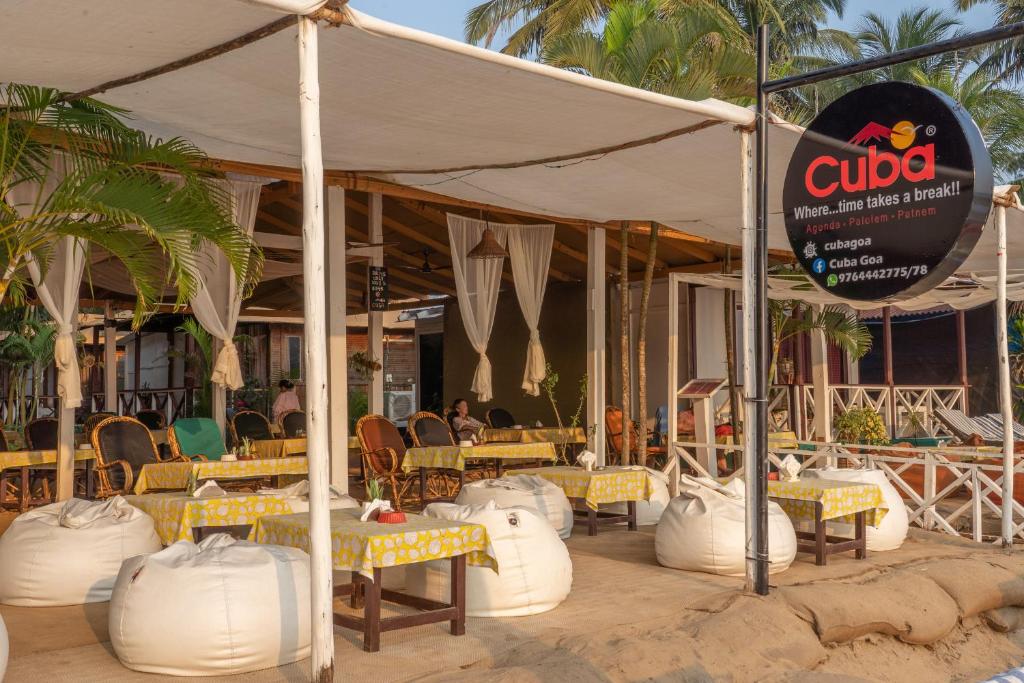 帕特南古巴帕内度假屋的餐厅设有黄色和白色的桌椅