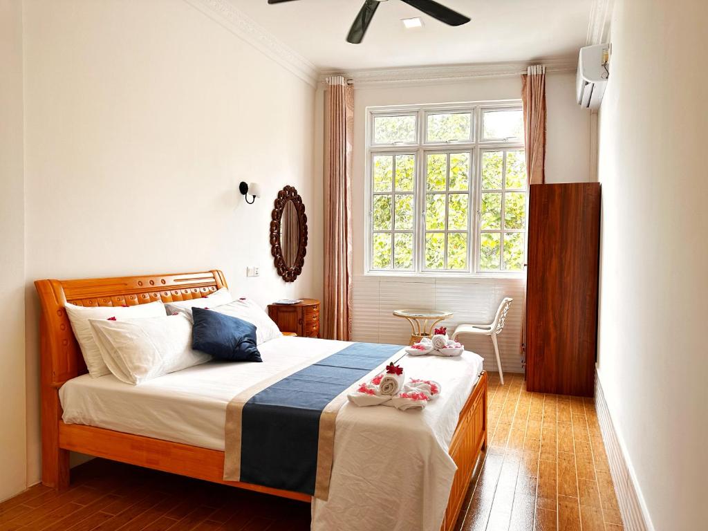 古莉Aqua Sunset的一间卧室设有一张床和一个窗口