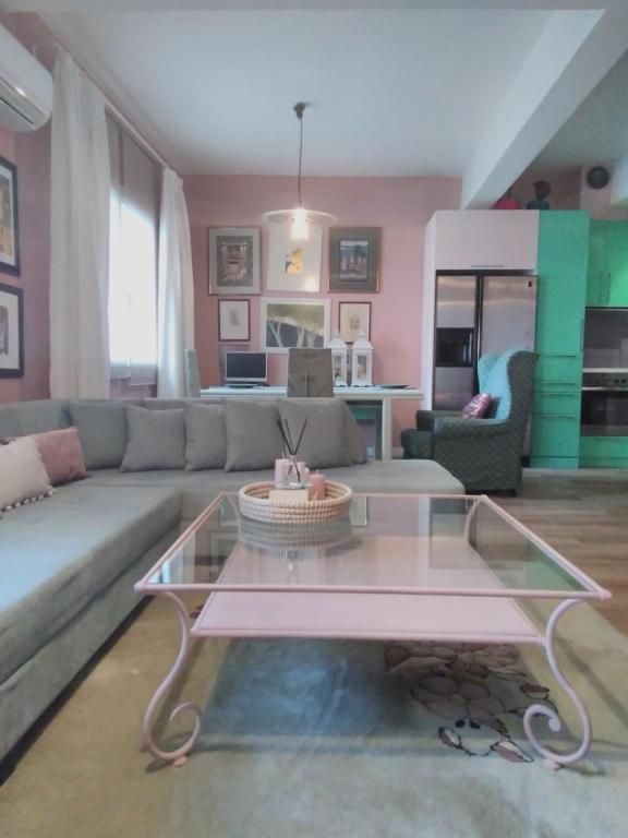 塞萨洛尼基Katrin's House的客厅配有沙发和桌子