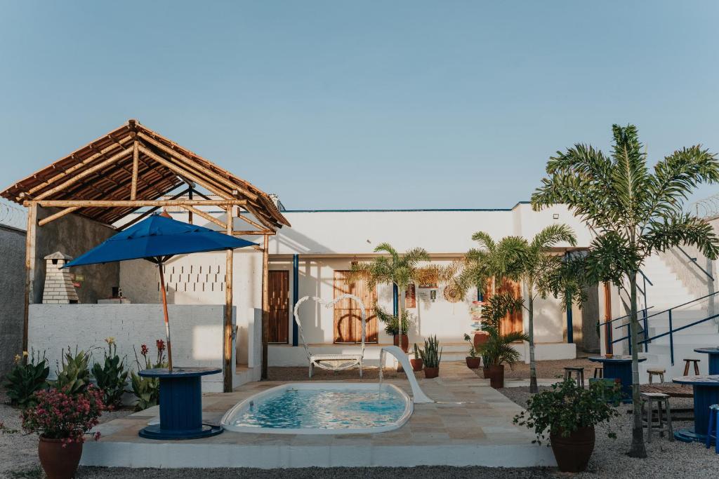 阿奎拉兹Lounge PDD的一个带游泳池、遮阳伞和桌子的庭院