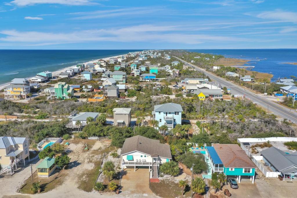 Cape San BlasCape Haus by Pristine Properties Vacation Rentals的海洋旁小镇的空中景观