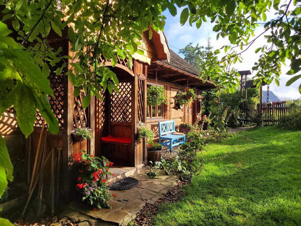 StryszawaPrzytulia willa的院子内带长凳的木屋