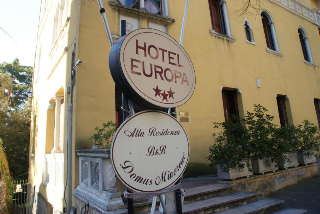 佩鲁贾欧罗巴酒店的在欧洲酒店前的标志