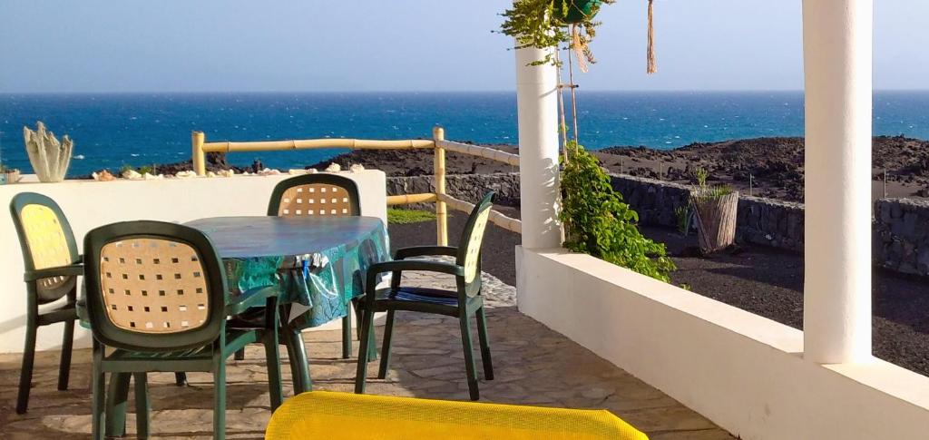 波多诺伏Casa Branca的俯瞰大海的庭院内的桌椅